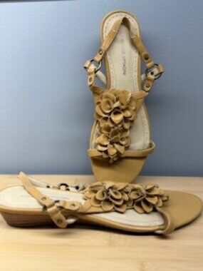 Adrienne Vittadini Vivian Floral Sandals – Brown Patent Leather